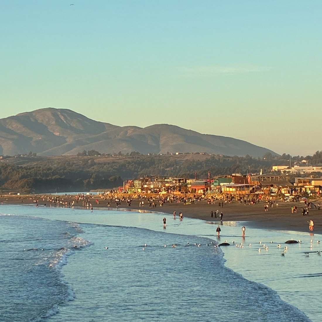 Playa La Boca en Concón al atardecer, con el club frente al mar